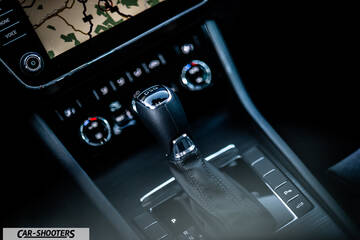 Skoda Superb – dashboard, gear shifter and center console