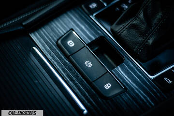 Skoda Superb – detail, center console button close-up