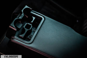 Skoda Superb – detail, center console cup holders