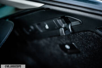 Skoda Superb – detail, trunk release latch close-up
