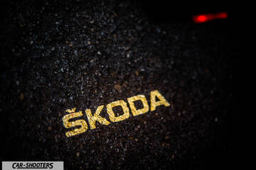 Skoda Superb – detail, skoda badge close-up