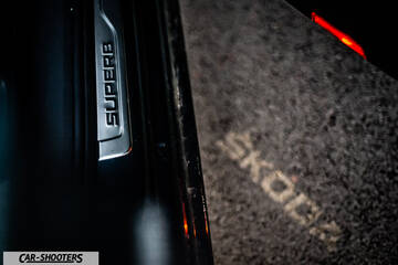 Skoda Superb – detail, door sill with brand projection
