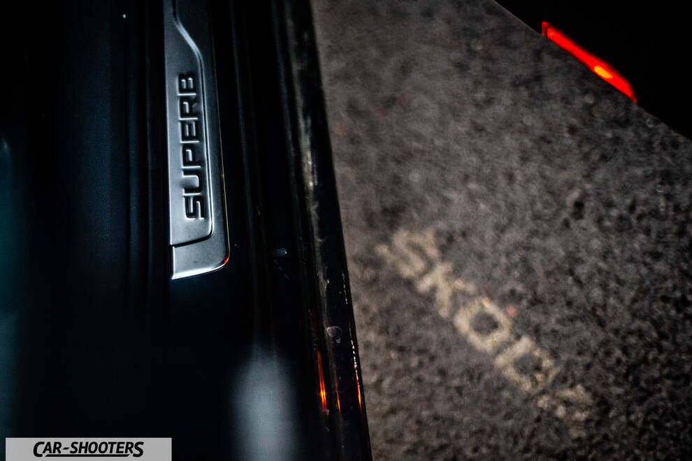 Skoda Superb – detail, door sill with brand projection