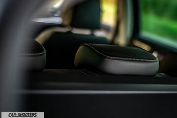 Skoda Superb – interior, rear seat headrests with stitching
