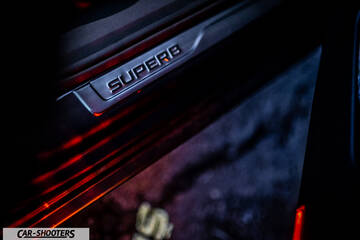 Skoda Superb – detail, door sill badge close-up