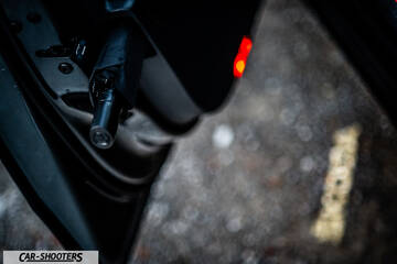 Skoda Superb – detail, door hinge close-up