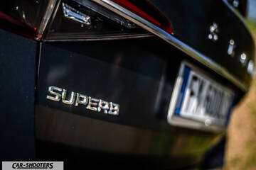 Skoda Superb – detail, rear badge close-up