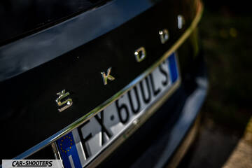 Skoda Superb – detail, rear badge close-up