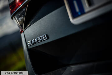Skoda Superb – detail, badge close-up