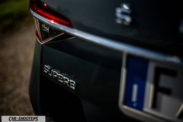 Skoda Superb – detail, rear badge close-up