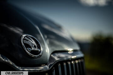 Skoda Superb – detail, emblem close-up