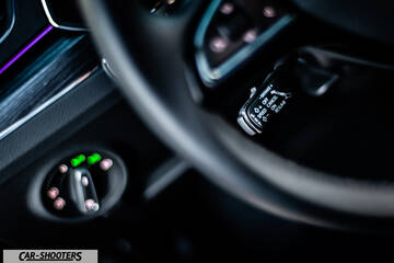 Skoda Superb – detail, steering column controls close-up