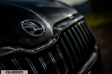 Skoda Superb – detail, grille and emblem close-up