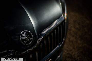Skoda Superb – detail, grille and badge close-up