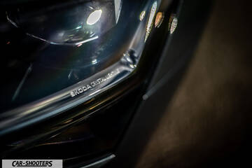 Skoda Superb – detail, headlight assembly close-up