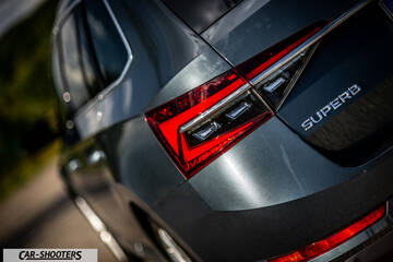 Skoda Superb – rear three-quarter, grey metallic on a country road