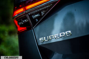 Skoda Superb – detail, rear badge close-up