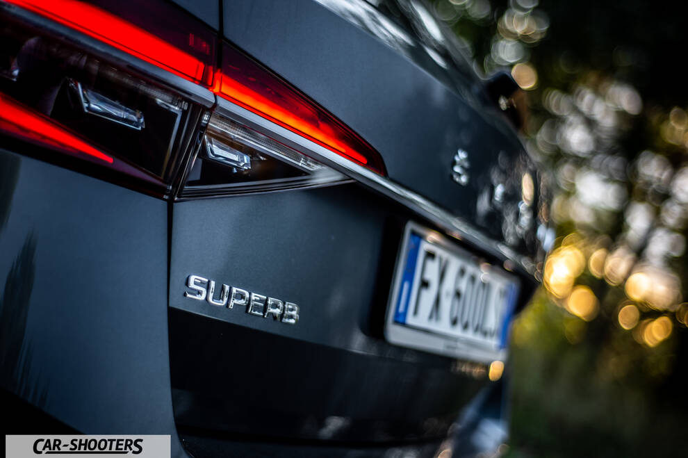 Skoda Superb – detail, rear badge close-up