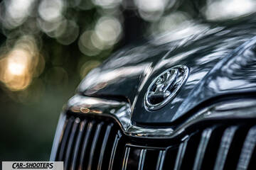 Skoda Superb – detail, emblem and grille close-up