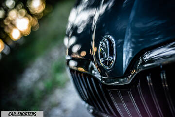 Skoda Superb – detail, grill and emblem close-up