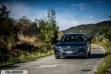 Skoda Superb – front three-quarter, dark grey metallic on a country road