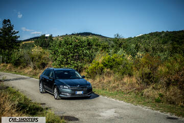 Skoda Superb – front three-quarter, dark grey on a country road