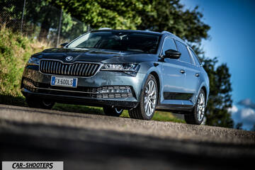 Skoda Superb – front three-quarter, grey metallic on a country road