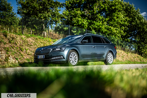 Skoda Superb – front three-quarter, grey metallic on a country road