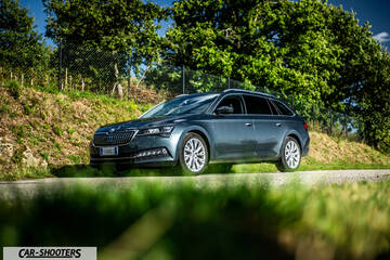 Skoda Superb – front three-quarter, grey metallic on a country road