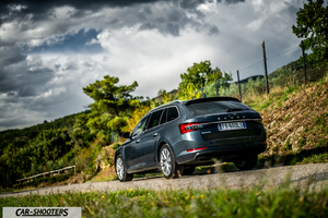 Skoda Superb – rear three-quarter, grey metallic on a country road