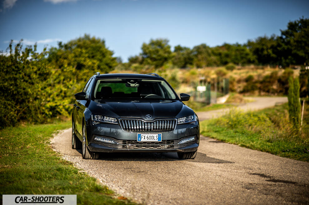 Skoda Superb – front three-quarter, dark grey metallic on a country road