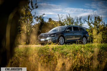 Skoda Superb – front three-quarter, grey metallic on a country road