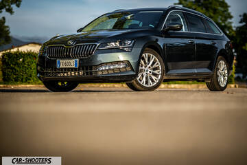 Skoda Superb – front three-quarter, dark grey metallic on an asphalt surface