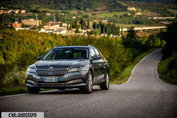 Skoda Superb – front three-quarter, grey metallic on a country road