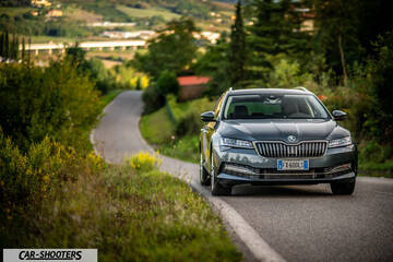Skoda Superb – front three-quarter, grey metallic on a country road