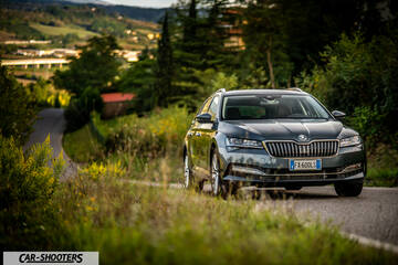 Skoda Superb – front three-quarter, grey metallic on a country road