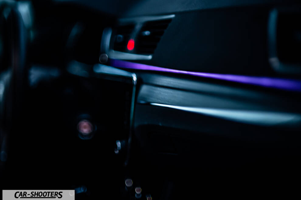 Skoda Superb – dashboard, ambient purple lighting on dashboard