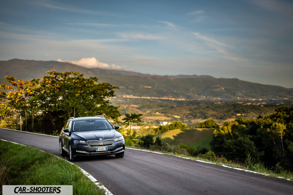 Skoda Superb – front three-quarter, grey metallic on a country road