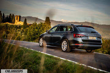 Skoda Superb – rear three-quarter, dark grey metallic on a country road