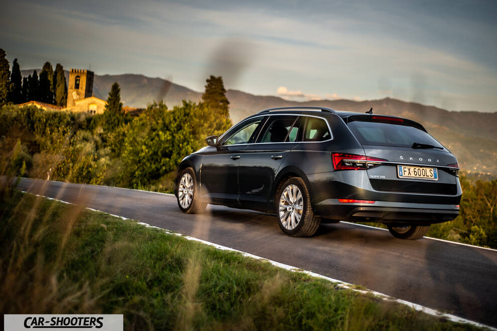 Skoda Superb – rear three-quarter, dark grey metallic on a country road