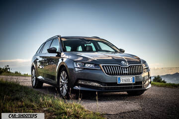 Skoda Superb – front three-quarter, grey metallic on a country road