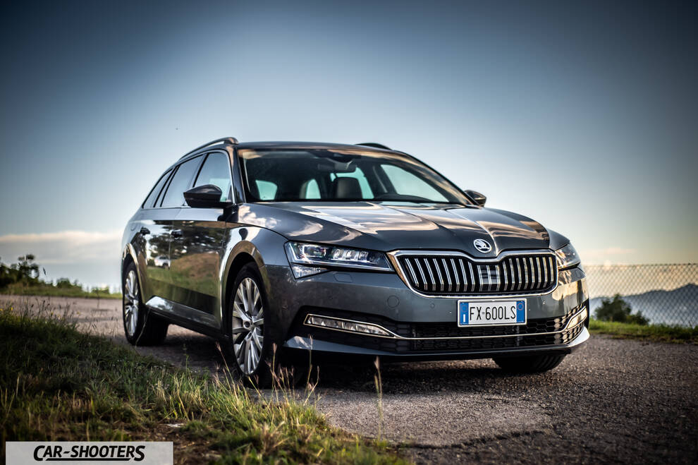 Skoda Superb – front three-quarter, grey metallic on a country road