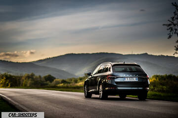 Skoda Superb – rear three-quarter, grey metallic on a country road