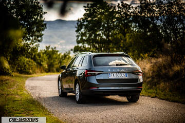Skoda Superb – rear three-quarter, grey metallic on a country road