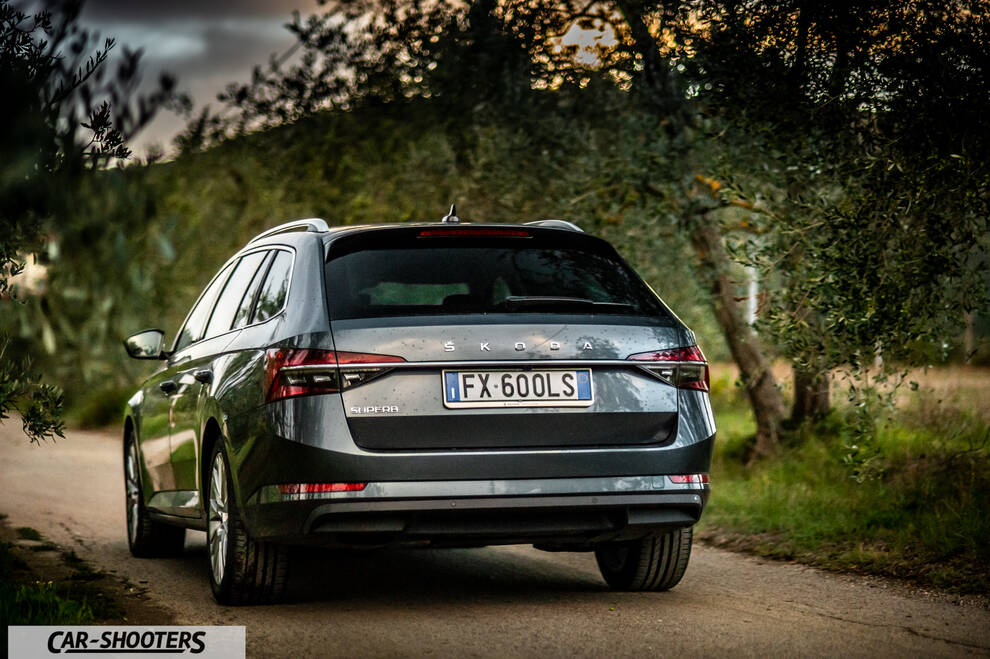 Skoda Superb – rear three-quarter, grey metallic on a country road