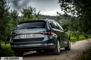 Skoda Superb – rear three-quarter, grey metallic on a country road