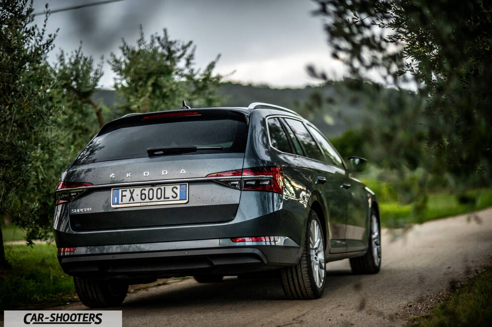 Skoda Superb – rear three-quarter, grey metallic on a country road