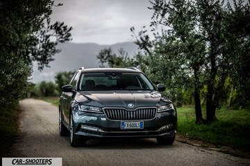 Skoda Superb – front three-quarter, grey metallic on a country road