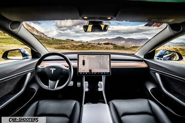 Tesla Model S Performance – dashboard, large central touchscreen display