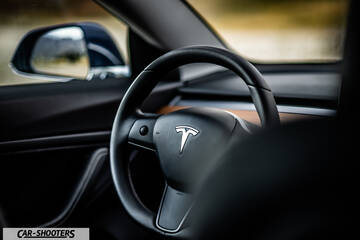 Tesla Model S Performance – dashboard, steering wheel close-up